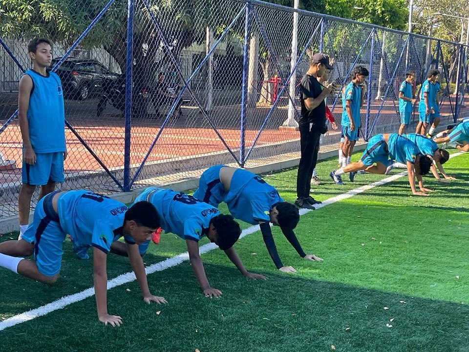 Jugadores de ValleClub FC durante sesión de entrenamiento en Valledupar