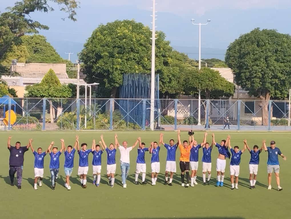Equipo de ValleClub FC celebrando una victoria en partido oficial