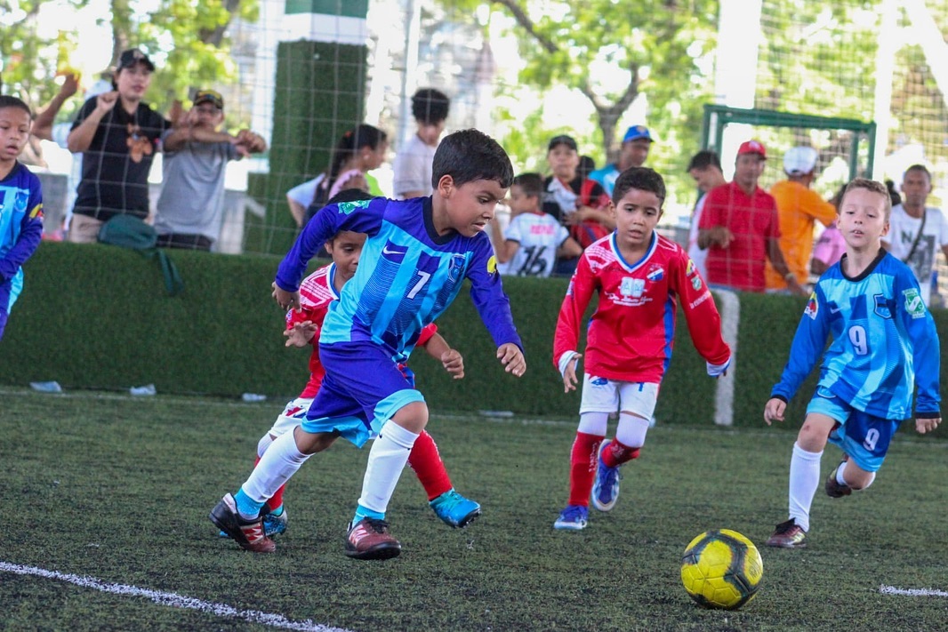 Acción y jugadas durante un partido de ValleClub FC en el campo