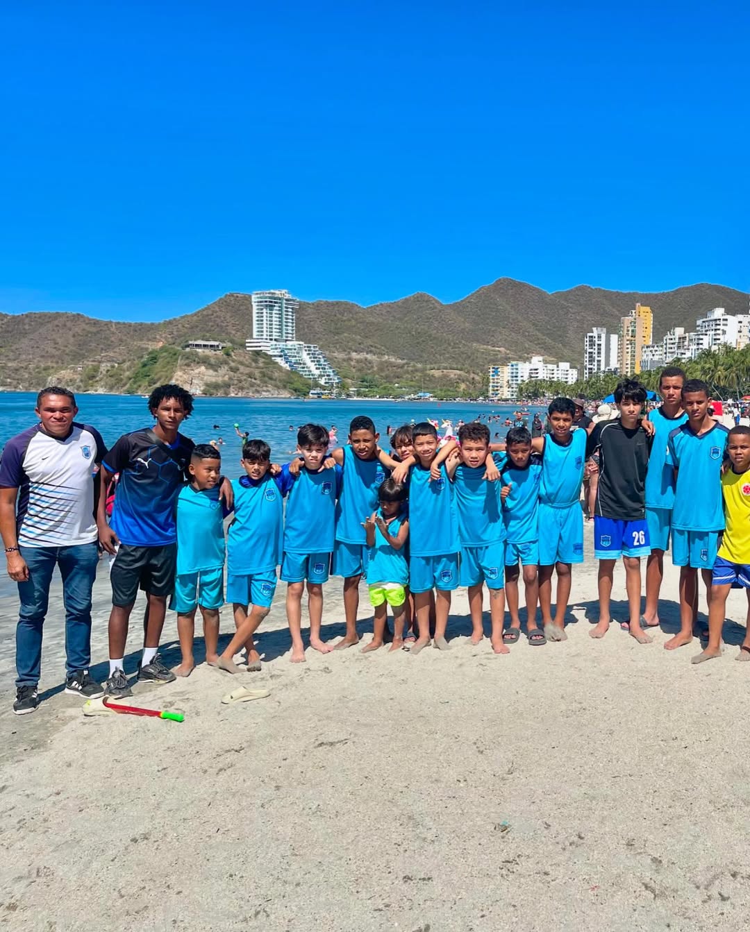 Jugadores de ValleClub FC mostrando espíritu de equipo y compañerismo