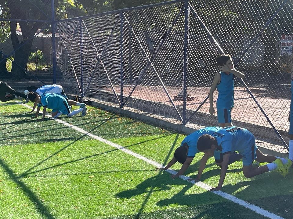 Entrenadores profesionales de ValleClub FC dirigiendo a los jugadores
